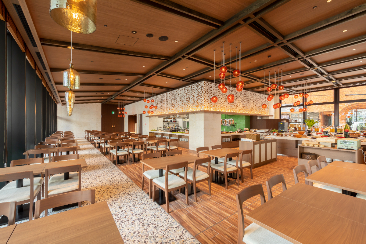 『“竜宮の赤”が彩る 華やかなパーティ空間』　30名〜120名まで幅広く対応。  沖縄らしい“竜宮の赤”を取り入れた会場で、  ステージを使った余興や演出も 自由に楽しめます。 人数に合わせて心地よいパーティシーンを  創り上げられる会場です。